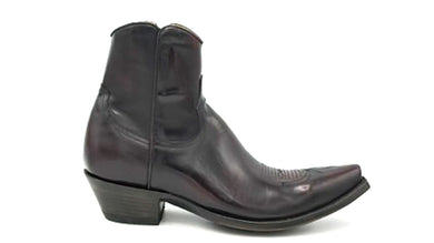 Black cherry cowhide leather
Traditional western toe medallion
Inside Zip
Handmade for us by artisans at Old Gringo
7