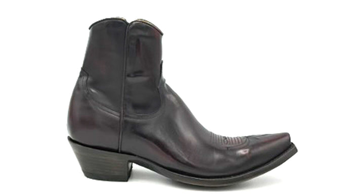 Black cherry cowhide leather
Traditional western toe medallion
Inside Zip
Handmade for us by artisans at Old Gringo
7