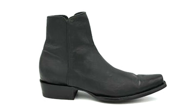 Black calf leather
Inside Zip
Handmade for us by artisans at Old Gringo
7