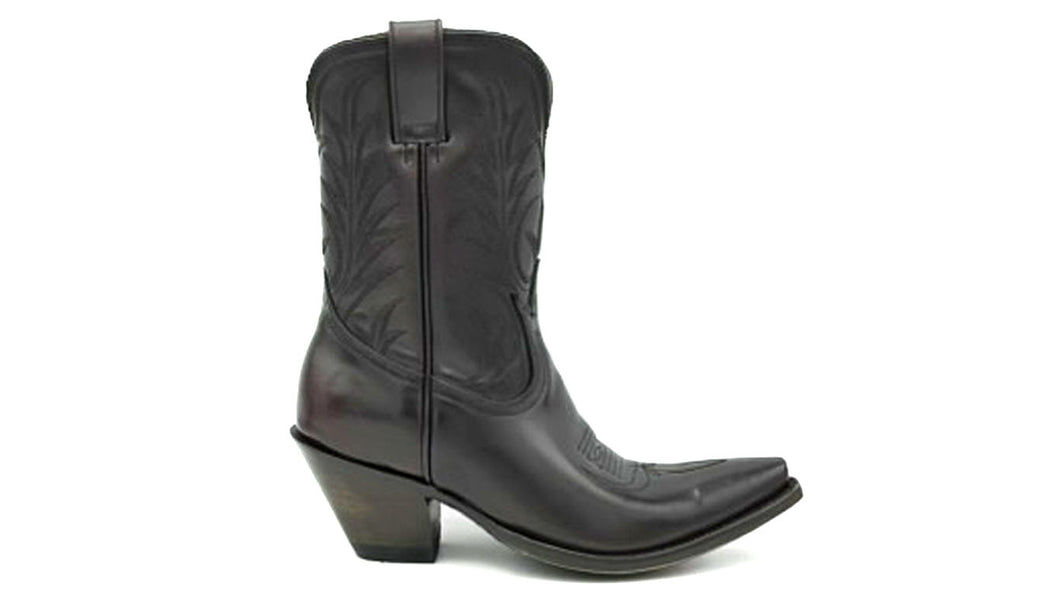 Shiny black cherry cowhide leather
Black flame stitch on shaft
Vintage style crown
Traditional western toe medallion
Handmade for us by artisans at Old Gringo
Tan lining
9