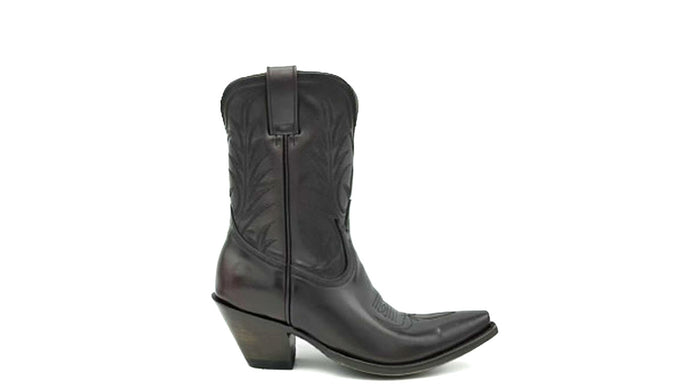 Shiny black cherry cowhide leather
Black flame stitch on shaft
Vintage style crown
Traditional western toe medallion
Handmade for us by artisans at Old Gringo
Tan lining
9